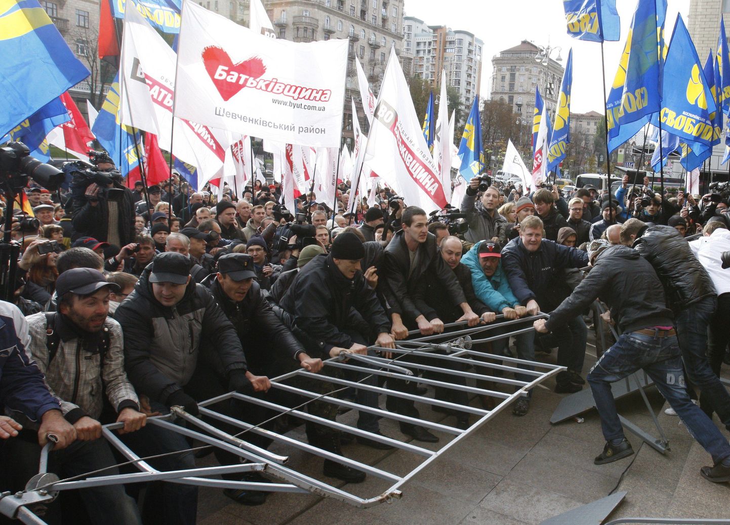 Opositsiooni toetajate ja korrakaitsjate kokkupõrked Kiievi linnavalitsuse hoone ees.