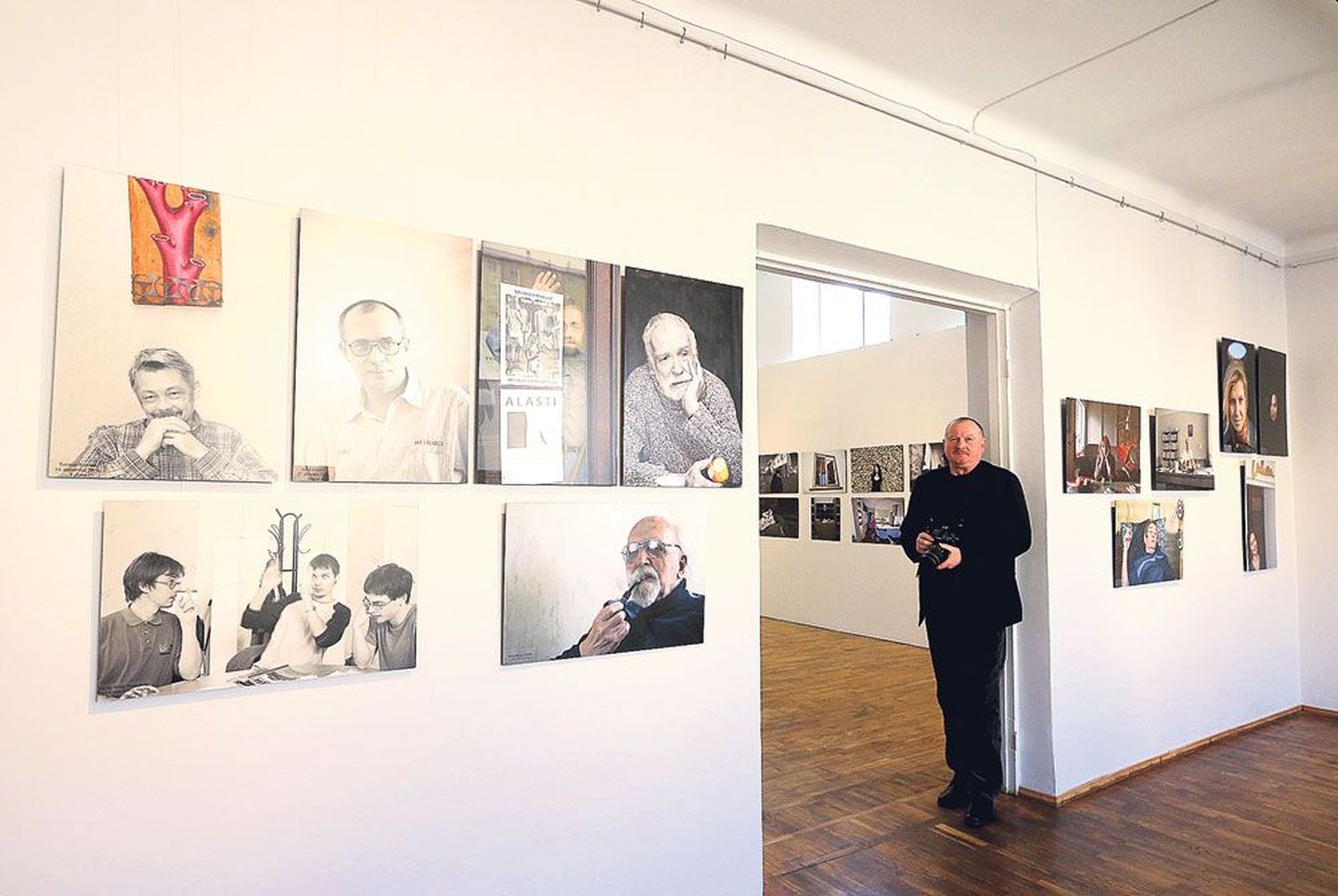 Alar Madissoni näitus koosneb viimasel tosinal aastal tehtud fotodest. Piltidel on kirjarahvas.