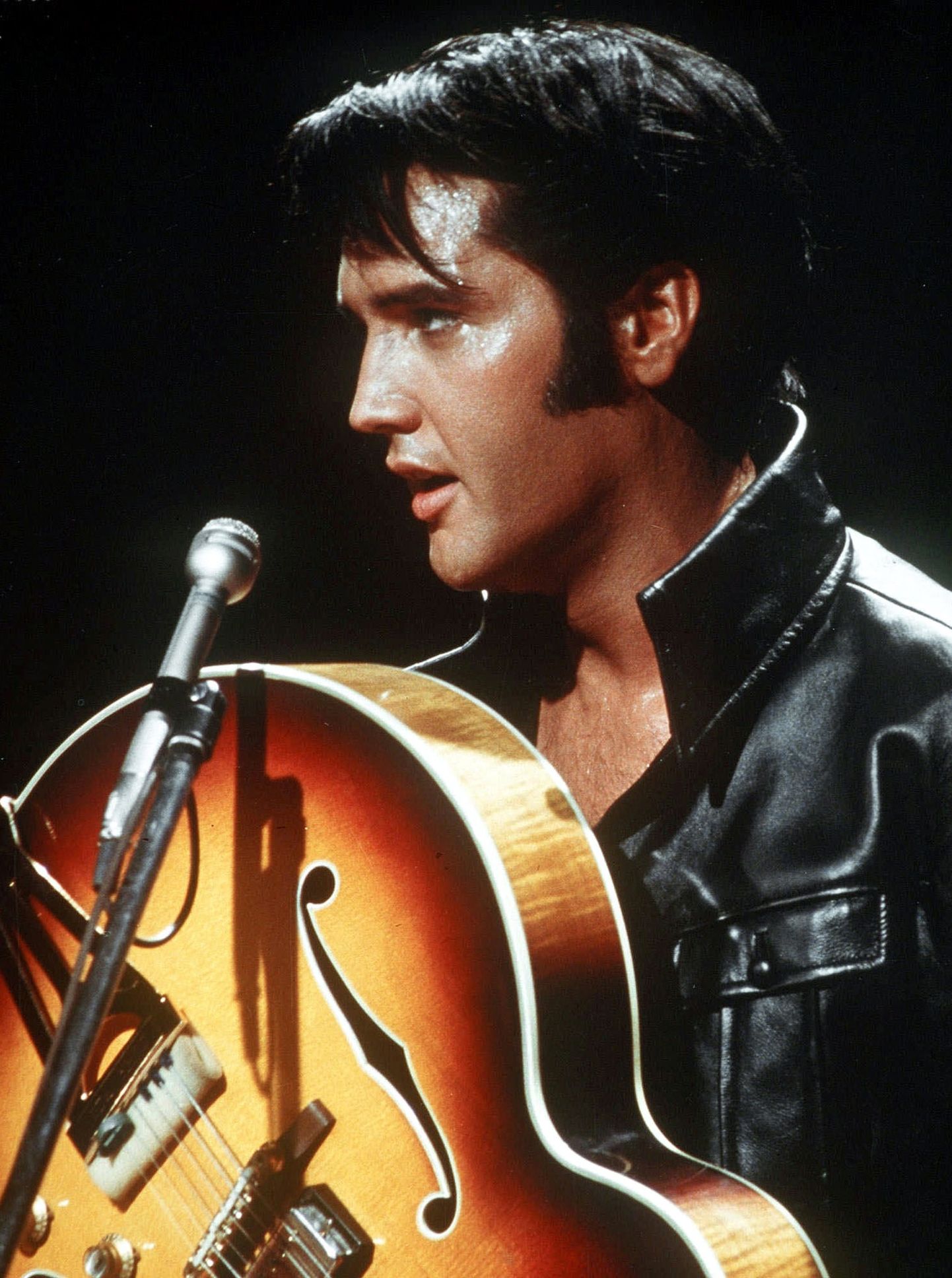 Elvis Presley legendaarse musta nahkkostüümi lõi kostüümidisainer Bill Belew