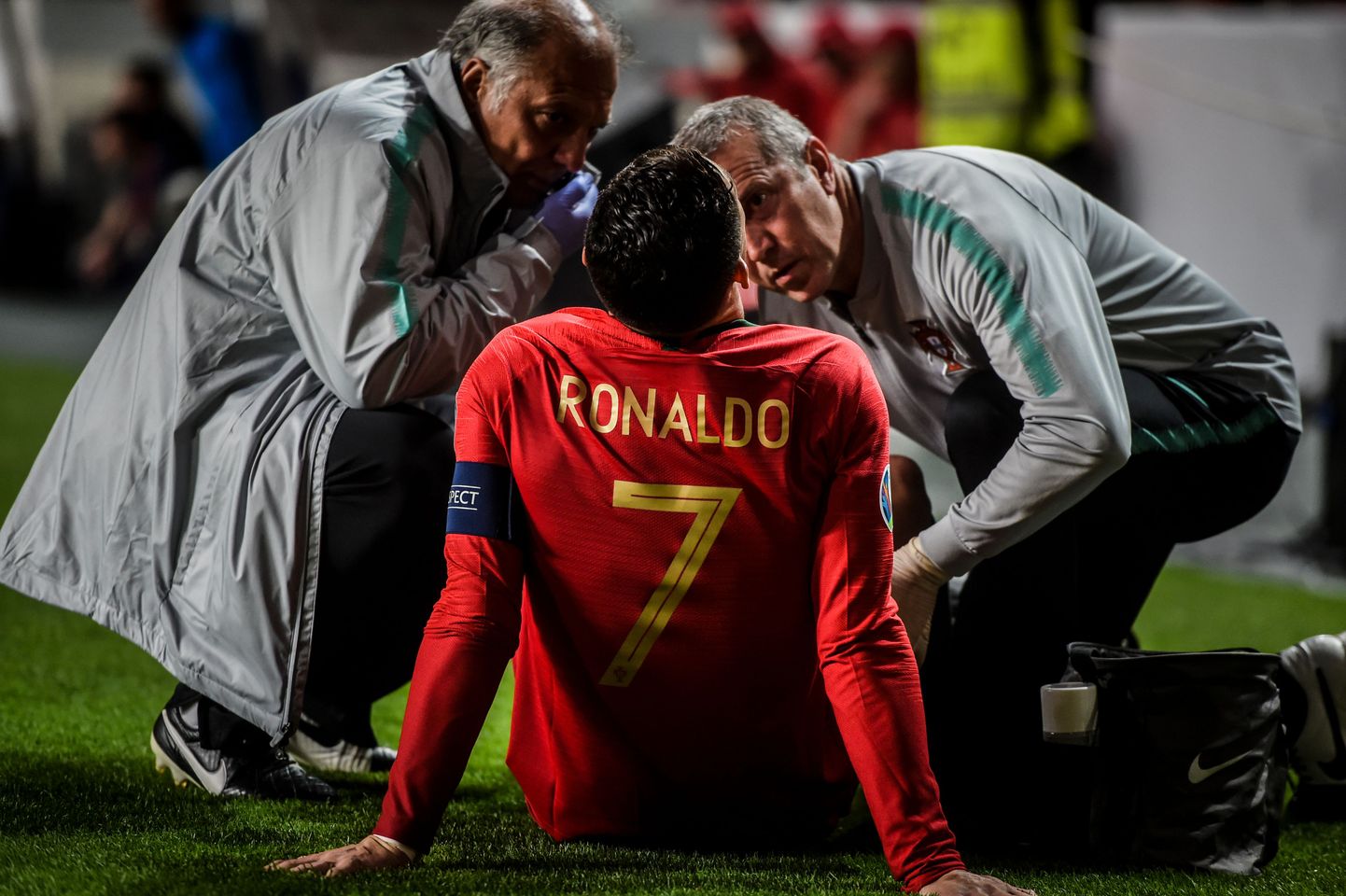 Cristiano Ronaldo sai vigastada Portugali koondise EM-valikmängus Serbia vastu.