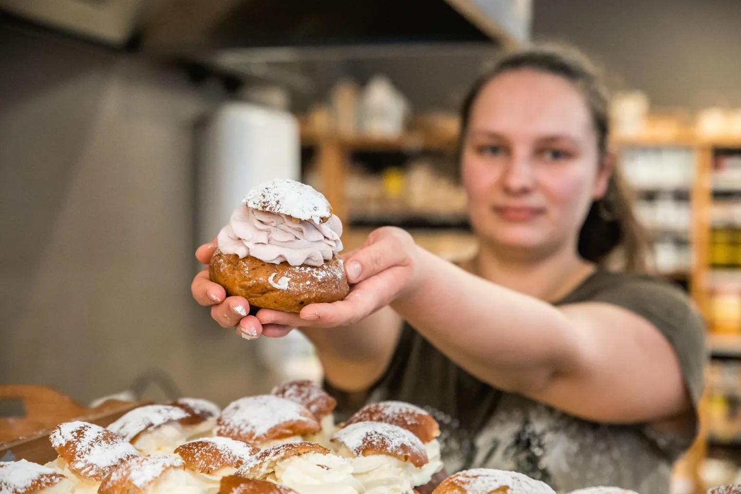 Kondiiter Merily Saare peab edu saladuseks vastlakuklite huvitavaid täidiseid.