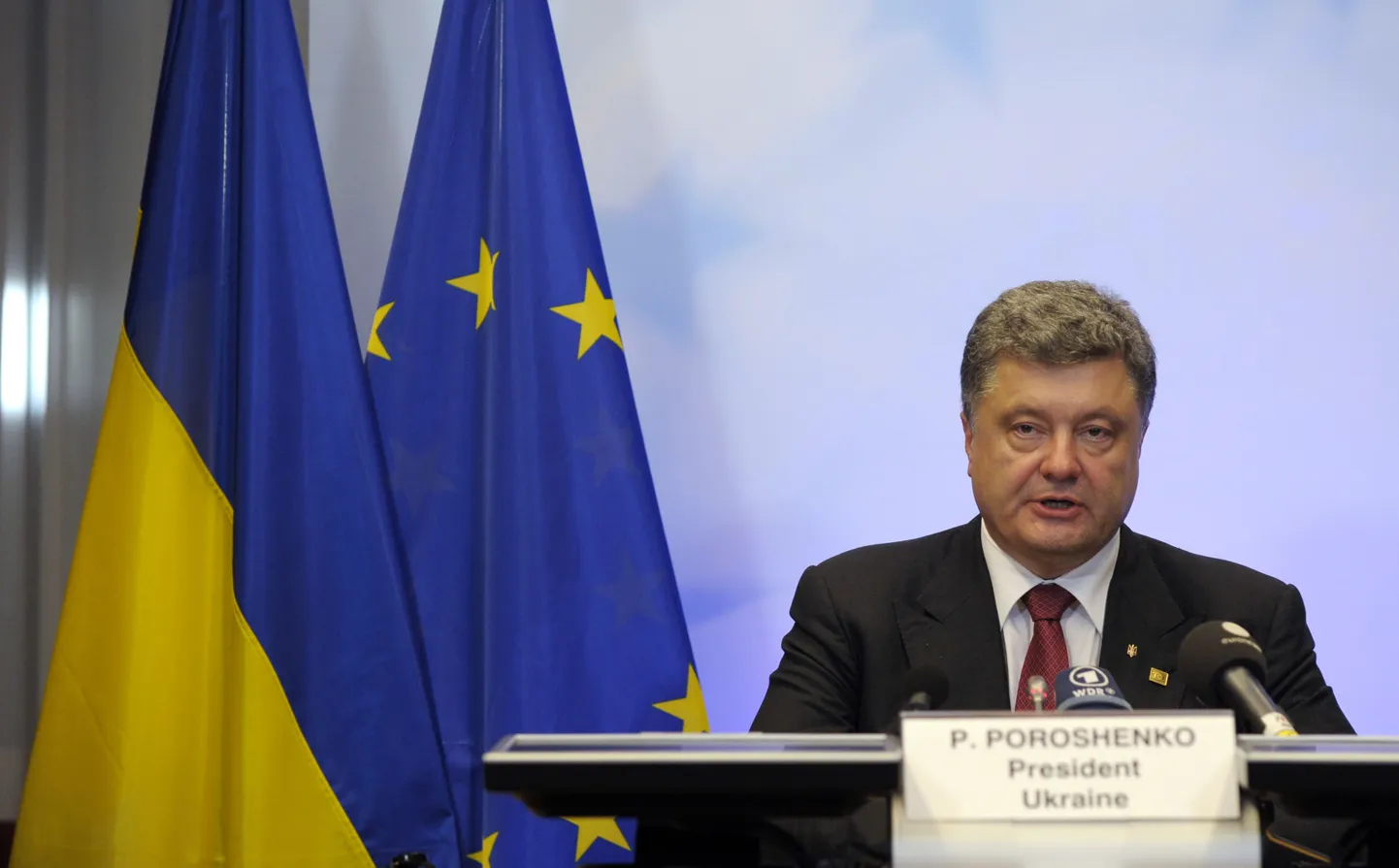 Ukraina president Petro Porošenko Brüsselis ajakirjanike ees.