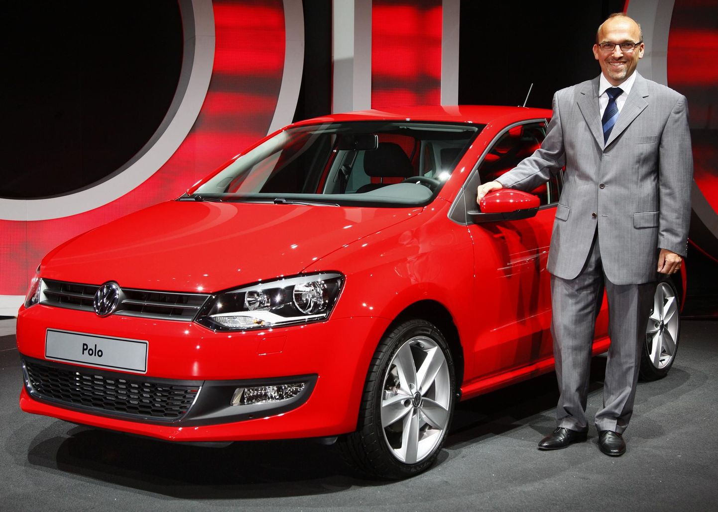 VW müügijuht Christian Klingler Volkswagen Polo kõrval