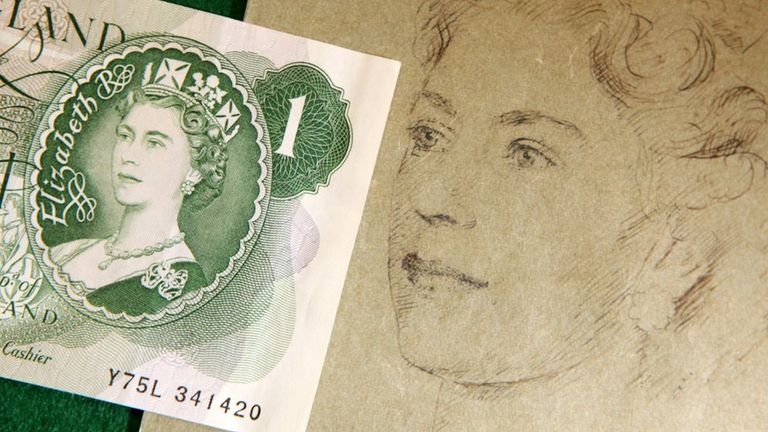 Первой банкнотой с портретом королевы стала банкнота в один фунт выпуска 1960 года