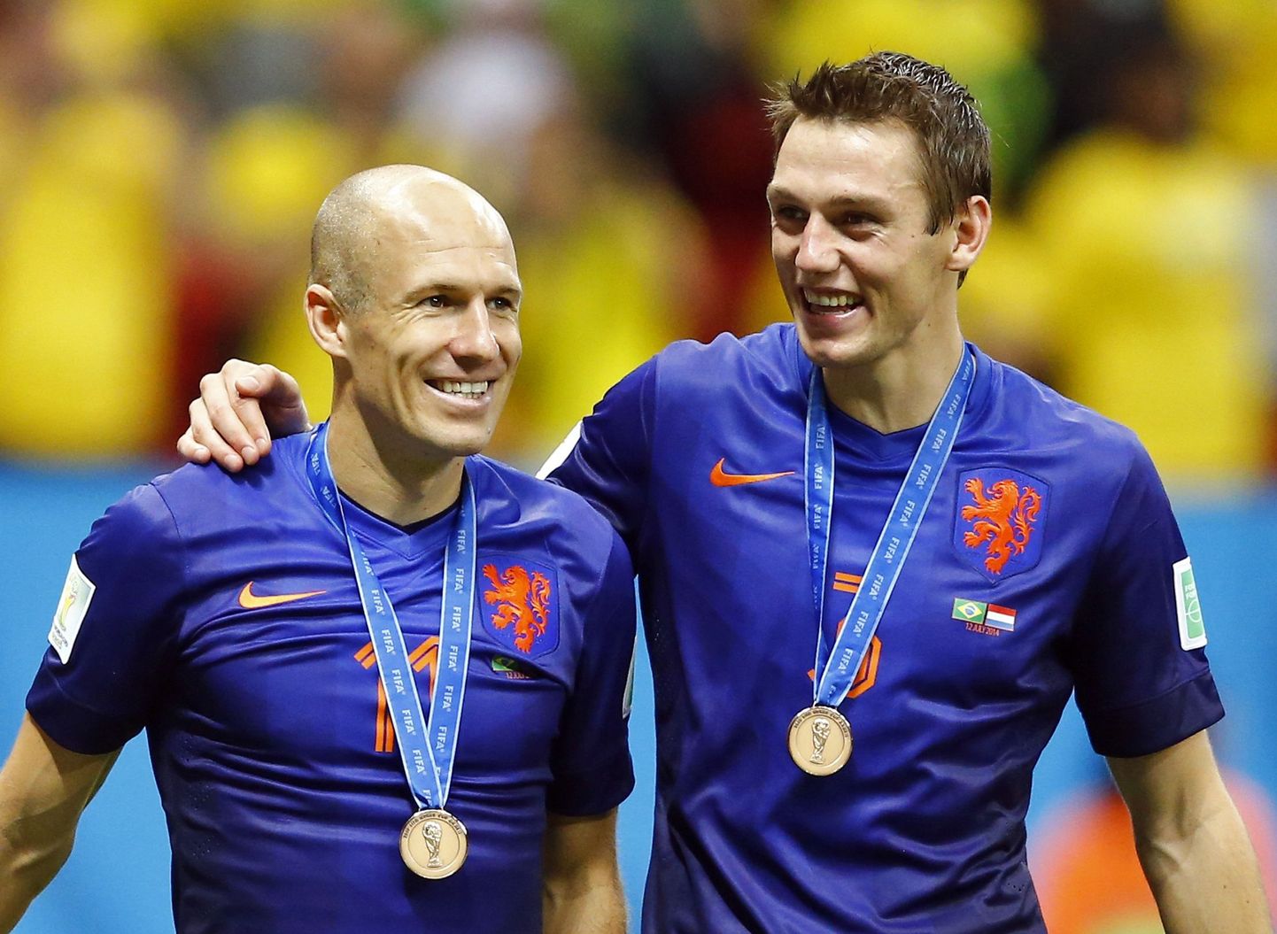 Õnnelikud Arjen Robben ja Stefan de Vrij said pronksmedalid kaela.