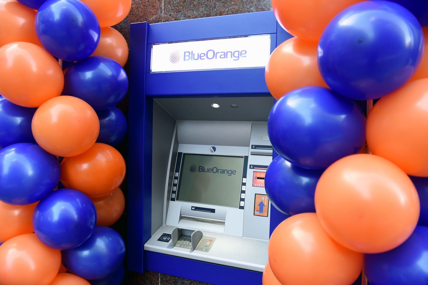 "BlueOrange Bank" pirmā bezkontakta karšu bankomāta Latvijā atklāšana Smilšu ielā.