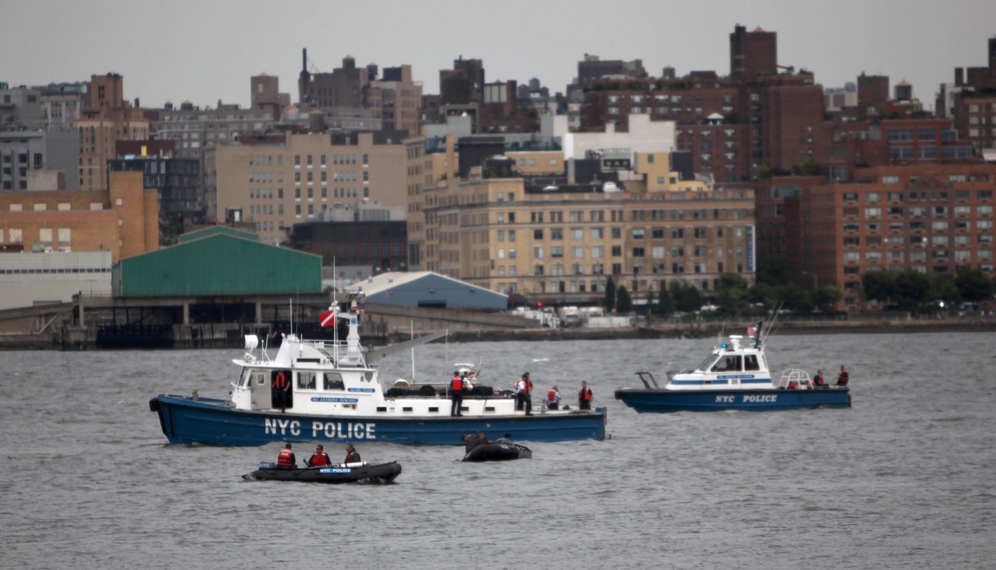 New Yorgi politsei Hudsoni jõel piirkonnas, kuhu kukkusid lennuk ja helikopter.
