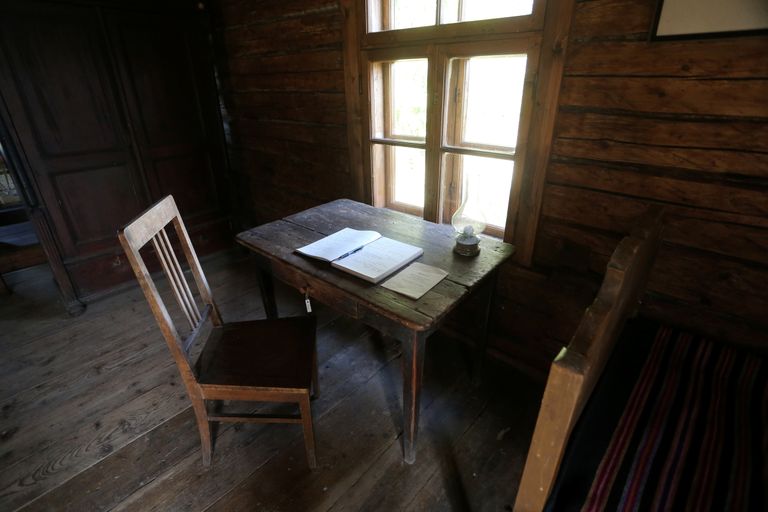 Liivi muuseumi rehetare ühes toas on laud, mille taga luuleauhinna laureaat jätab tavapäraselt mälestuseks oma võiduka luuletuse.