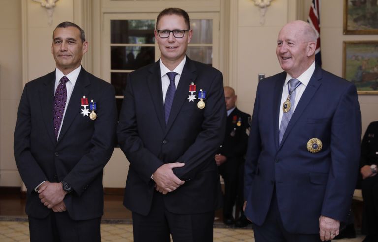Craig Challen (vasakul), Richard Harris (keskel) ja Austraalia kindralkuberner Peter Cosgrove