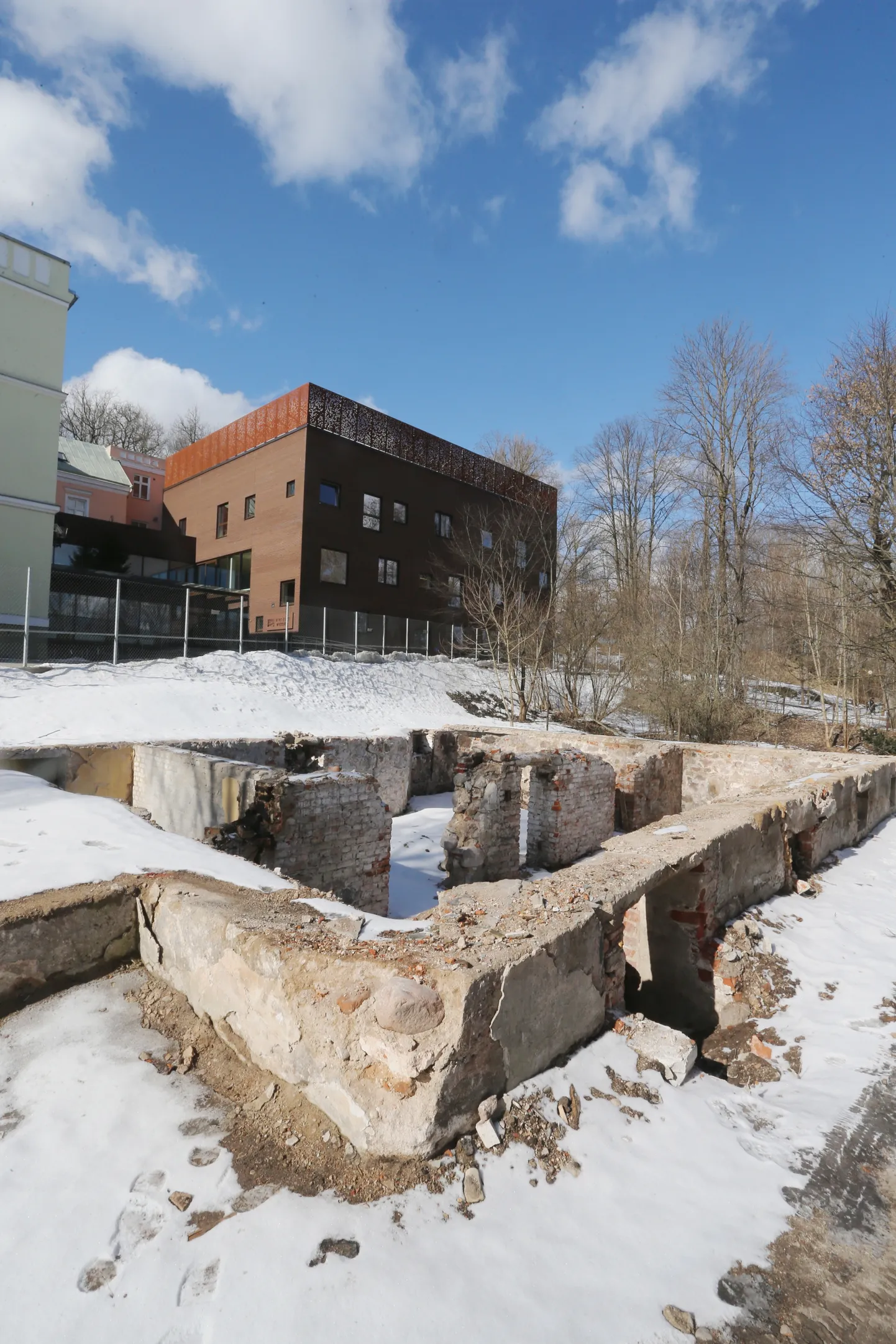 Lossi tänava ääres Toomemäe nõlval saavad praeguste plaanide kohaselt kokku uus ja vana arhitektuur.