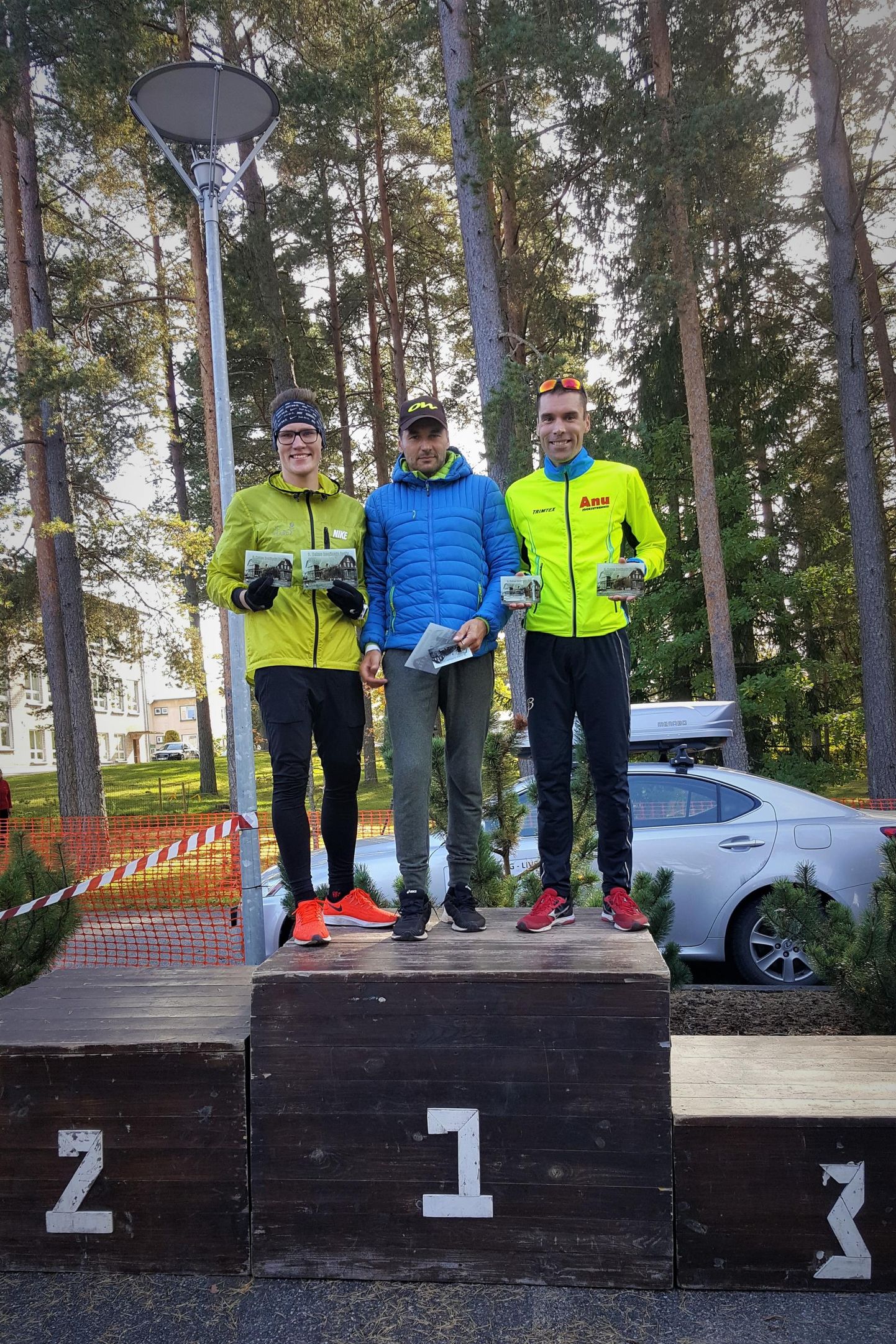 Kilingi-Nõmme kolme koolimaja jooksu meeste pika distantsi esikolmik (vasakult): Franko Reinhold, Andrus Veerpalu ja Martin Tarkpea.