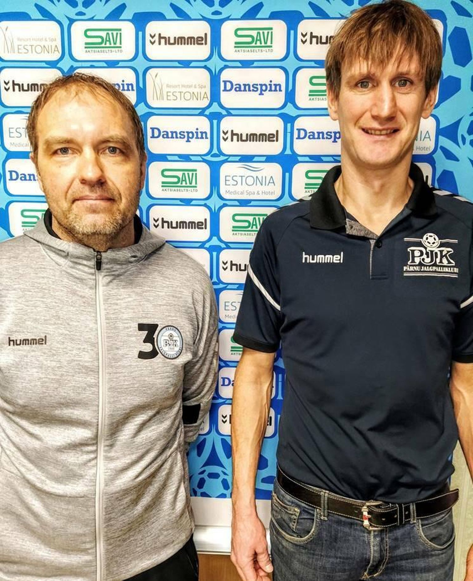 Pärnu jalgpalliklubi president Raio Piiroja (paremal) ja uus peatreener Gert Olesk.