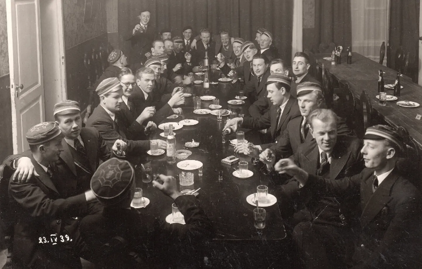 Meeleolukas hetk õllelaua taga 1939. aasta aprillist.