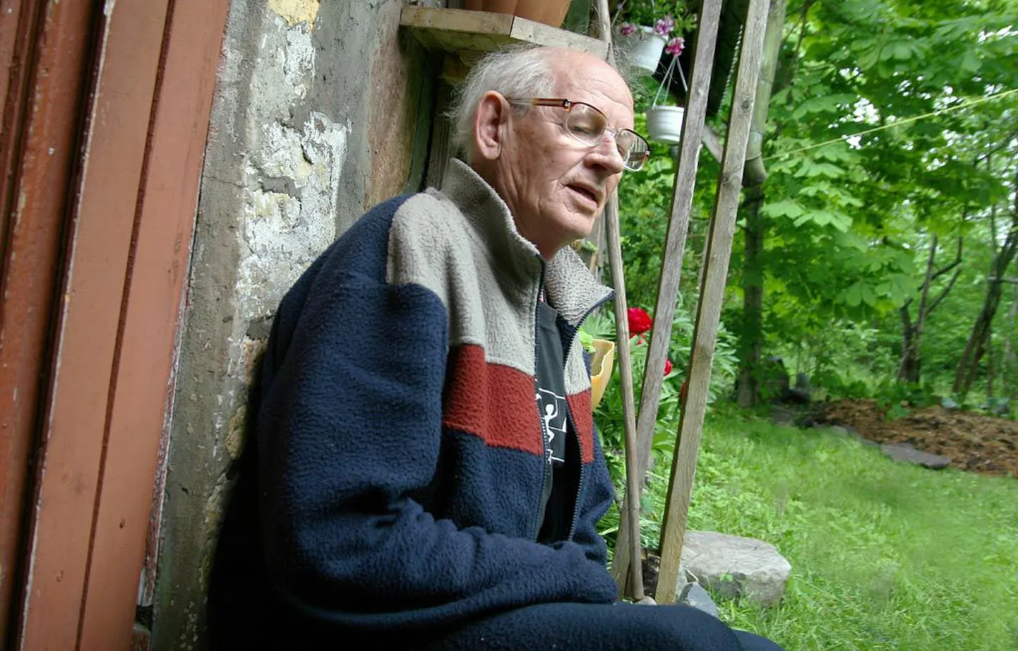 "Nüüd on see suvitajate küla, peresid ei ole enam, talusid ei ole ka, vanad lähevad eest ära, uued inimesed rändavad sisse," räägib Harri-Herbert Kiirats, Kuru-Uuetoa talu perepoeg, kes ringiga vanematekoju tagasi tulnud.