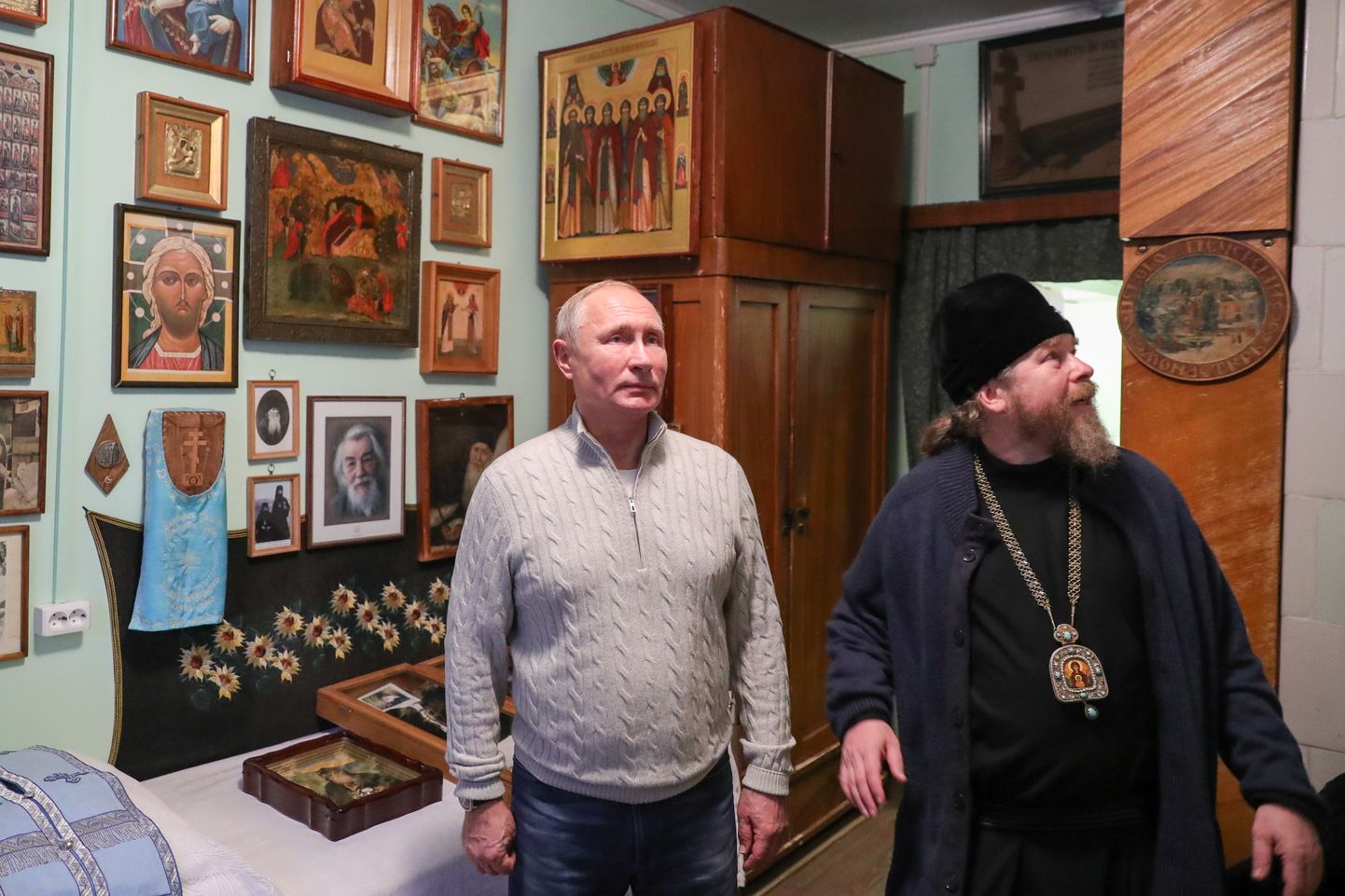 Metropoliit Tihhon tutvustab 2018. aastal president Vladimir Putinile Pihkva kloostrielu.