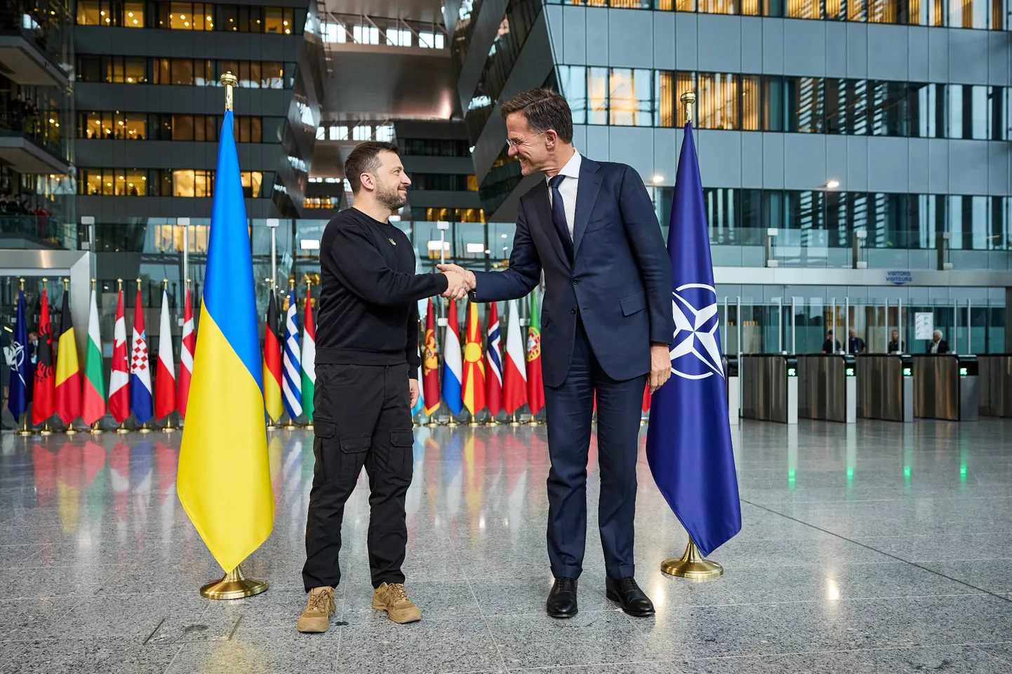 Ukraina president Volodõmõr Zelenskõi kohtumas NATO peasekretäri Mark Ruttega mullu Brüsselis.