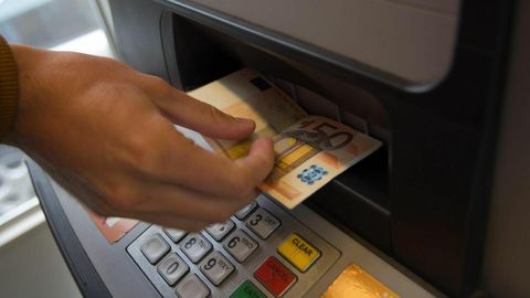 Житель Пярну положил фальшивую купюру на счет через банкомат и отправился в суд: не ожидал, что эта купюра окажется на счету