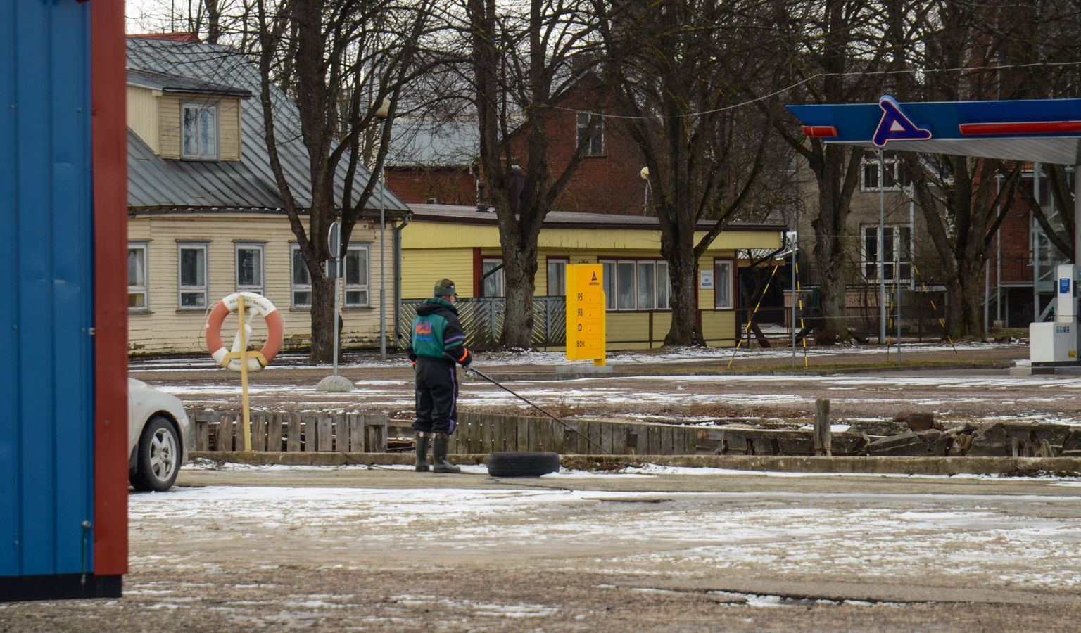 Jää alt vabanenud vesi on Pärnu sadamakaile meelitanud kohale esimesed kalamehed, kes on oma ridvad üles seadnud ja konksud vette visanud.
