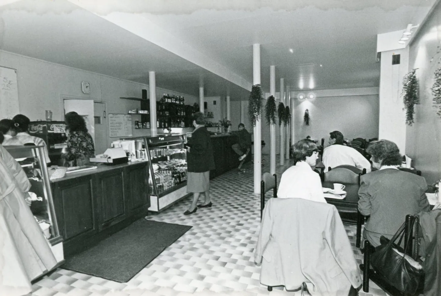 Lisaks sööklatele tegutsesid ka nõukogude ajal kohvikud, kus istuda oli õdusam ja toit kvaliteetsem kui tavalises töölissööklas.
