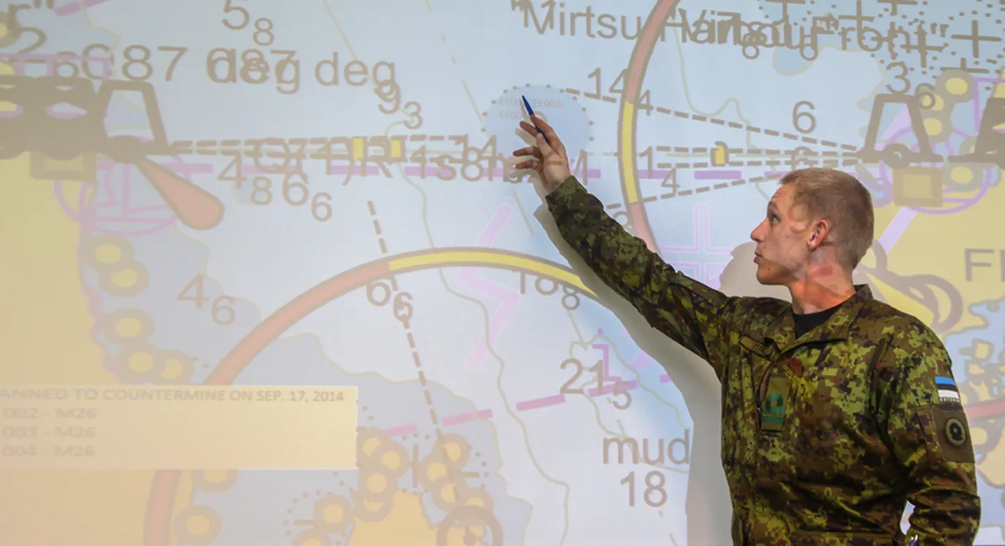 OHUPIIRKOND: Sven Pipar näitab kaardil, kus täpsemalt Suures väinas miinid asusid. Foto: Irina Mägi