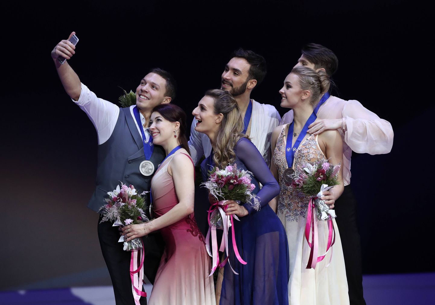 Тримуфаторы чемпионата Европы в танцах на льду на пьедестале почета
