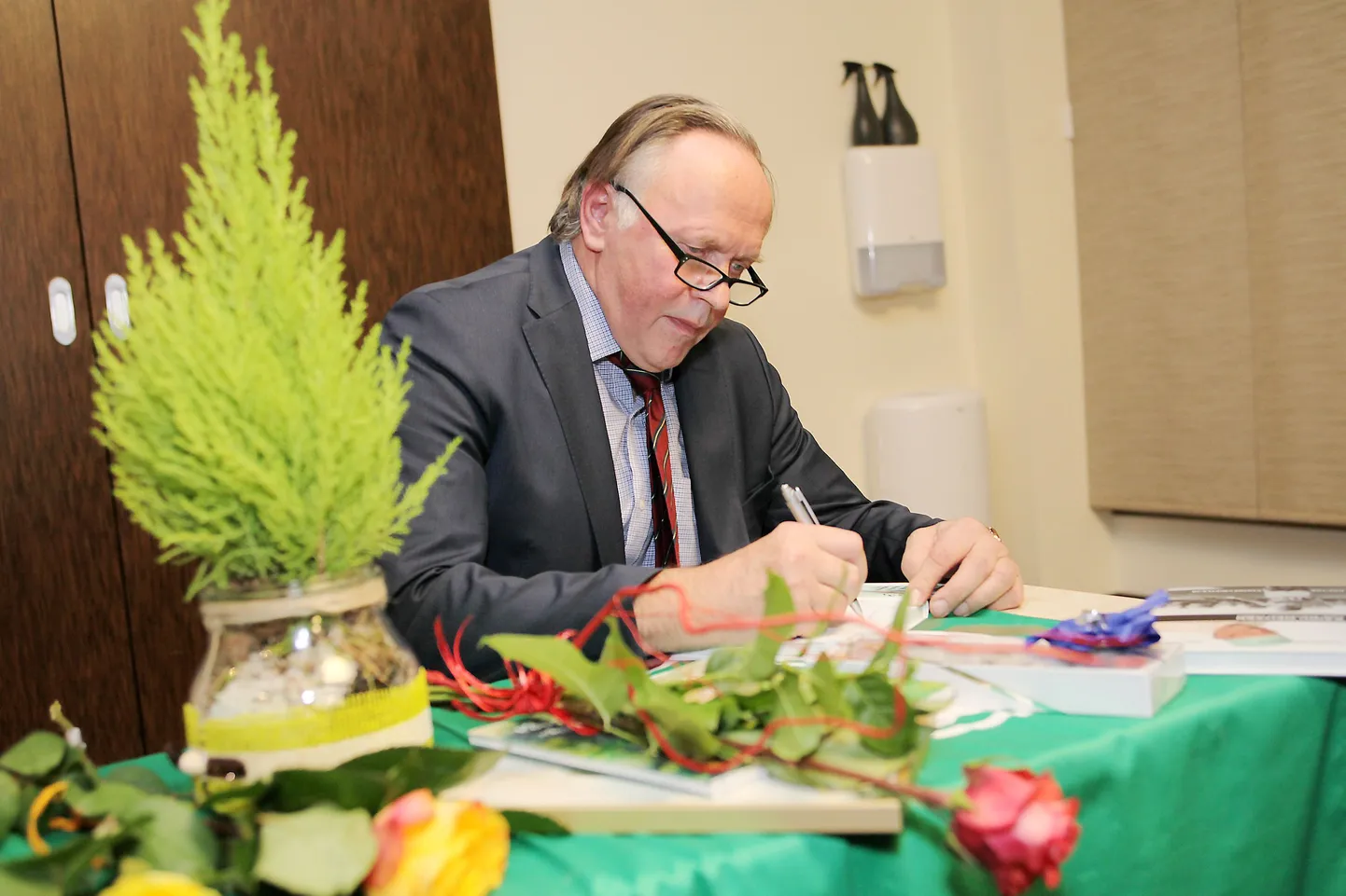 Kaidu Meitern äsjailmunud raamatu «Ühe maapoisi lugu» esitlusel.
