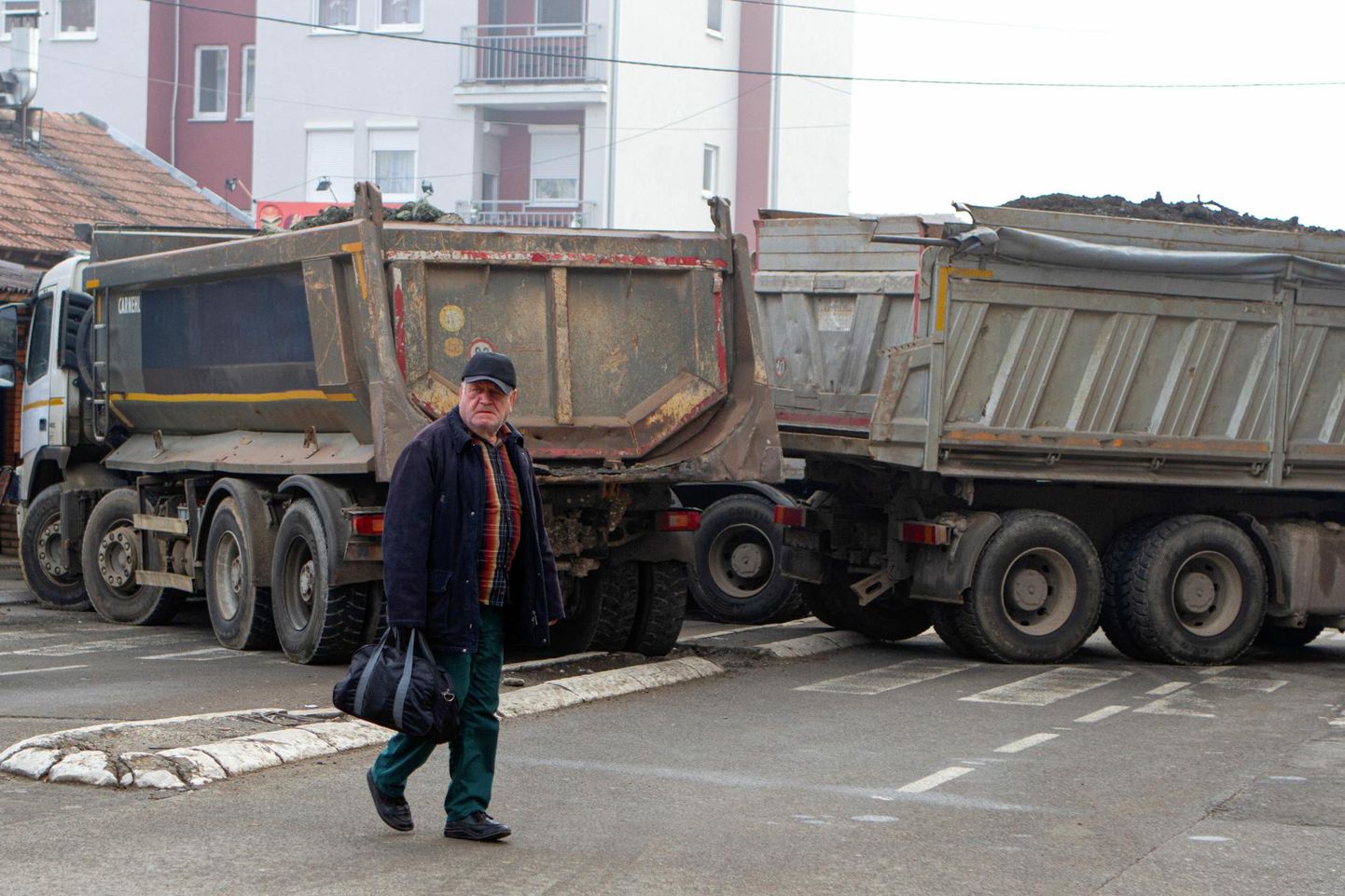 Mees ületamas eile tänavat teesulu kõrval Mitrovicë linna serblastega asutatud põhjaosas. 