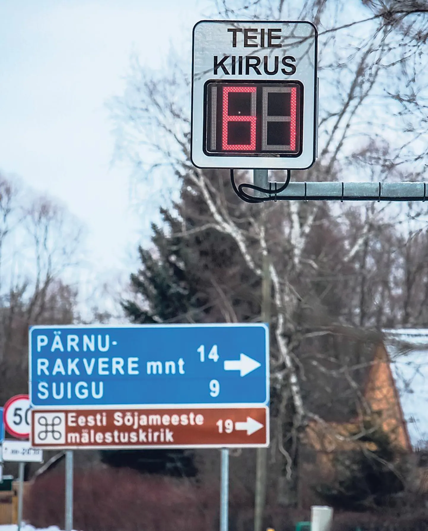 Kiiruseületamisest annab tabloo märku punaste numbritega.