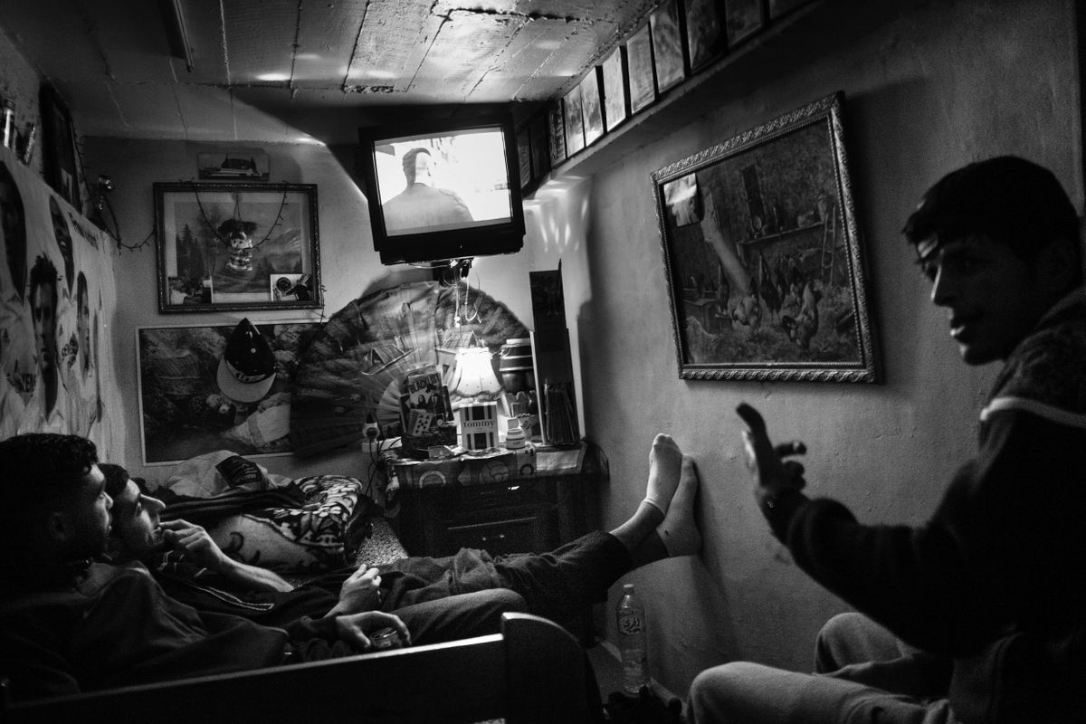 Sõbrad lõõgastuvad telekat vaadates oma dikis, privaatses ruumis, mille nad on loonud ümberehitatud laoruumi Bab el-Ouedis, Alžeerias 6. detsembril 2016.