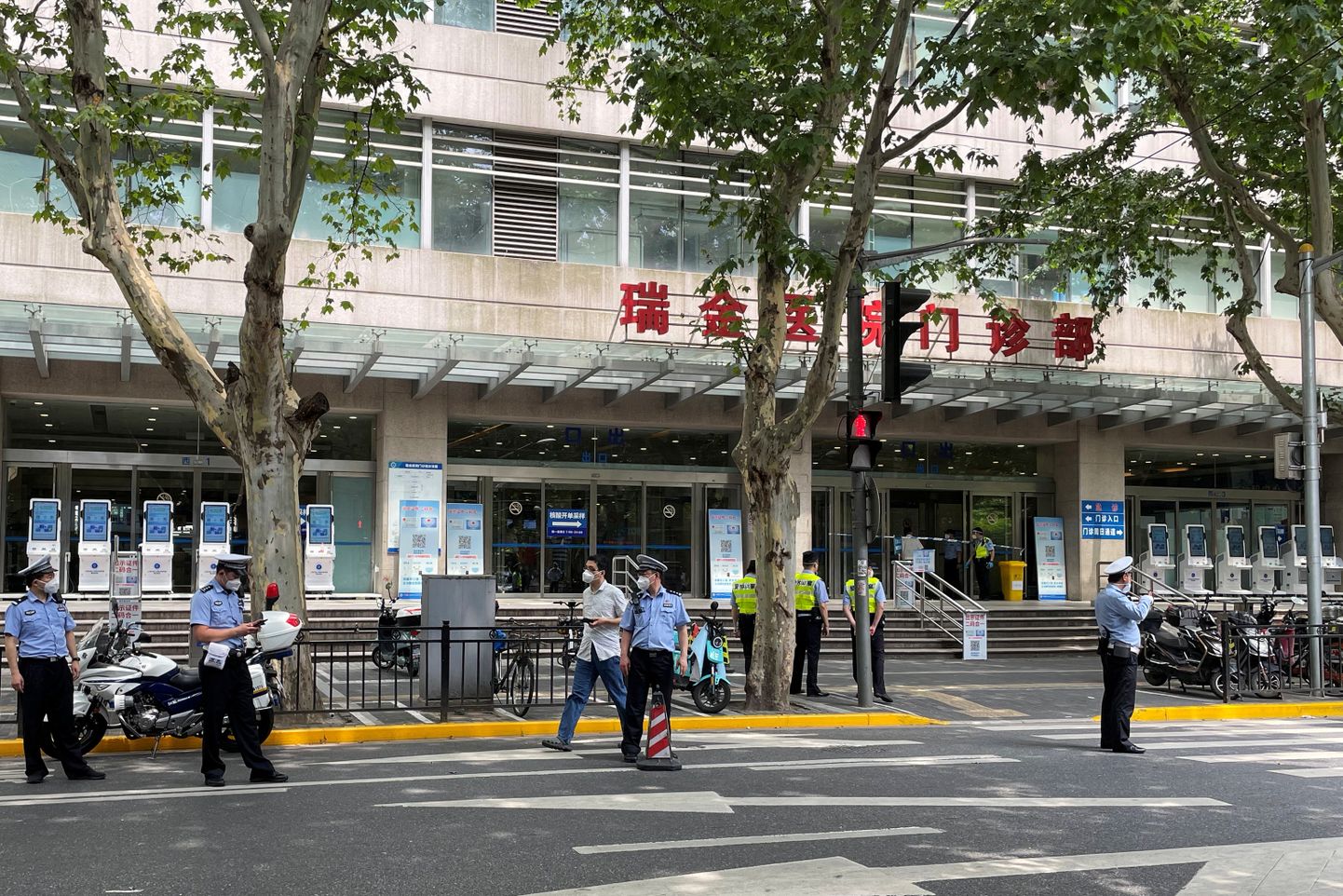 Politsei Ruijini haigla ees Shanghais, kus pussitati surnuks neli inimest. 9. juuli 2022.