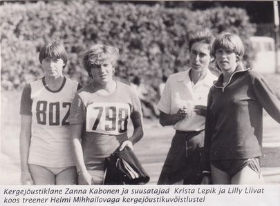 Suusataja Krista Lepik (vasakult teine) harrastab mingit suvist sporti, ilmselt jooksmist.