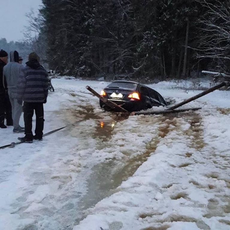 BMW vajus järve. BMW провалился под лед.