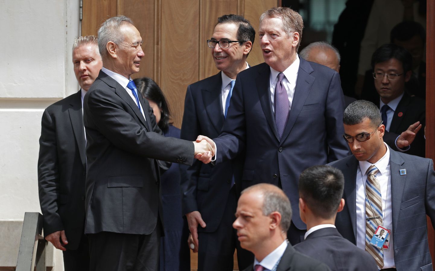 Hiina asepeaminister Liu He jätab hüvasti USA rahandusministri Steven Mnuchini ja kaubandusvoliniku Robert Lighthizeriga.