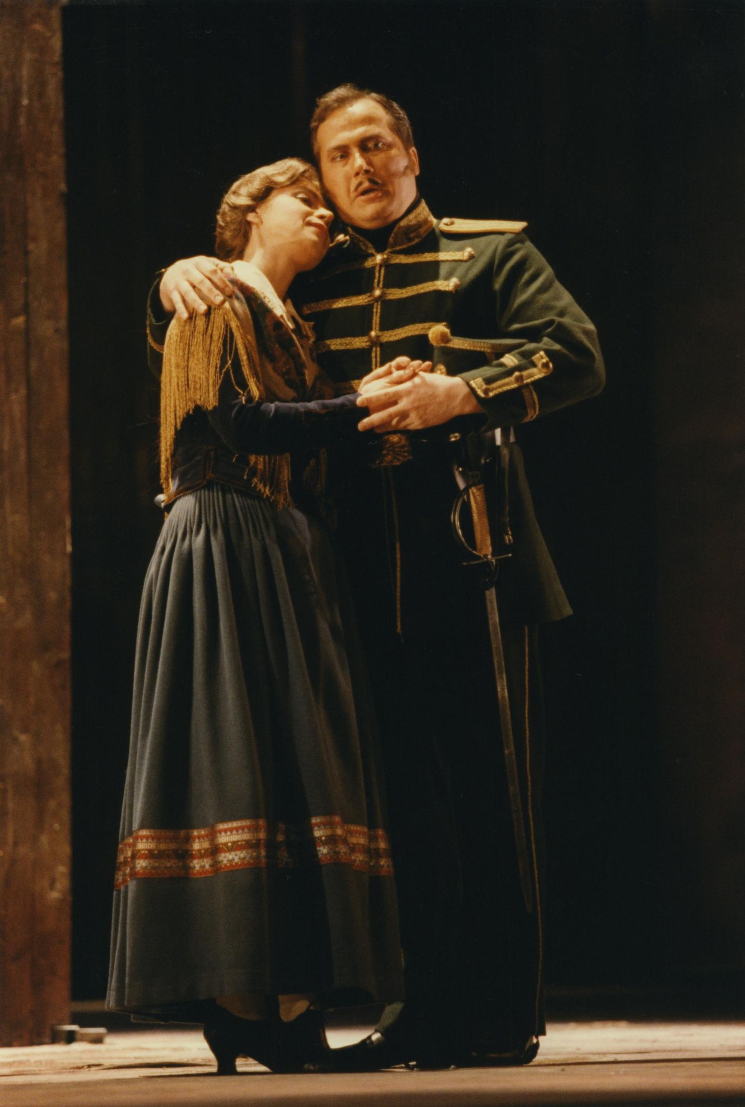 Vello Jürna aastal 1998 ooperis "Carmen" Estonias don Jose rollis. Michaela rollis on Valentīna Tāluma.