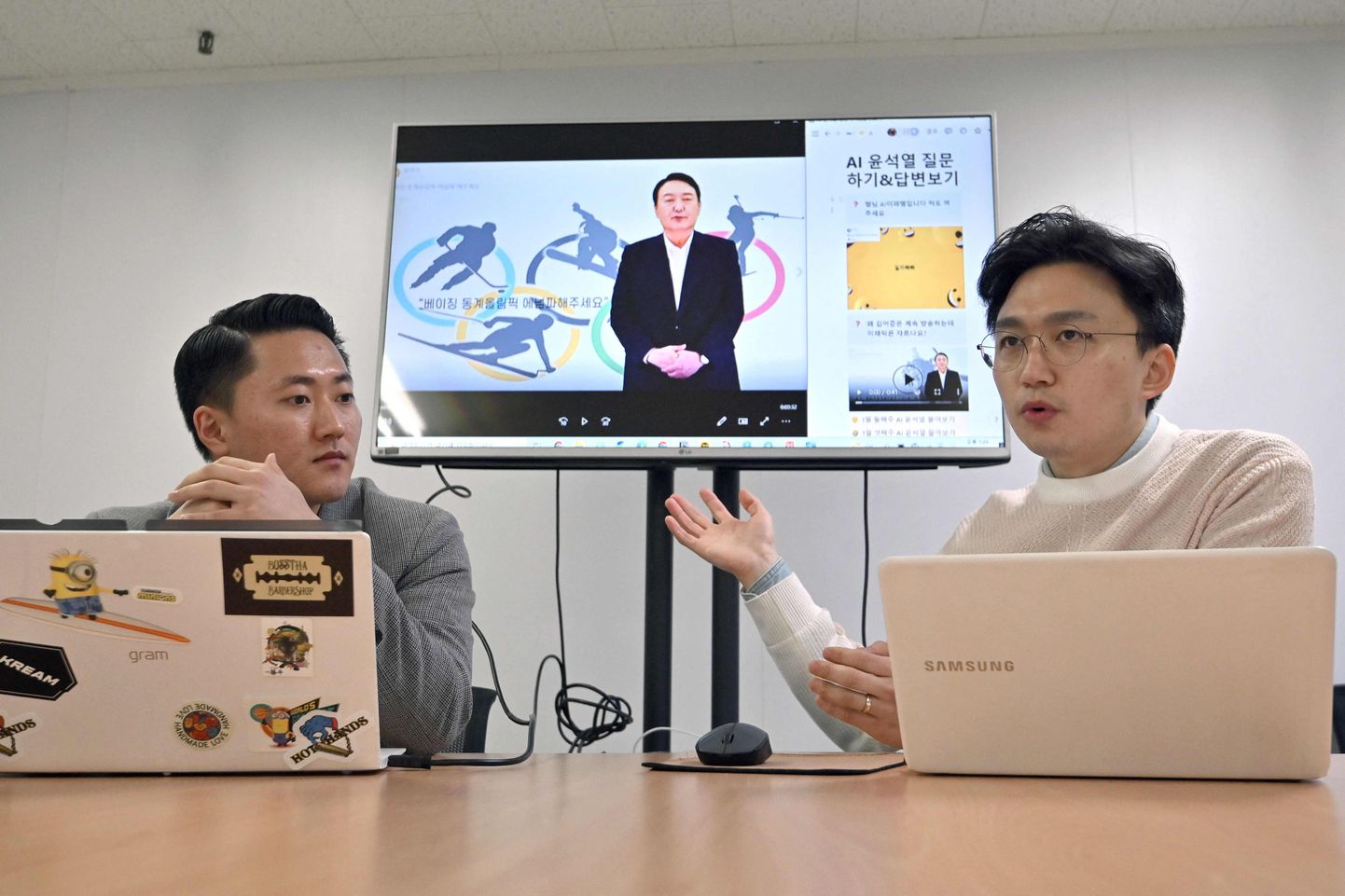 Tehisintellektiga presidendikampaaniat juhtiv Baik Kyeong-hoon näitab ekraanilt Lõuna-Korea presidendikandidaadi Yoon Suk-yeoli digitaalset avatari, mis on hea näide sellest, kui kaugele kunstlikult loodud videod ehk süvavõltsingud on jõudnud.