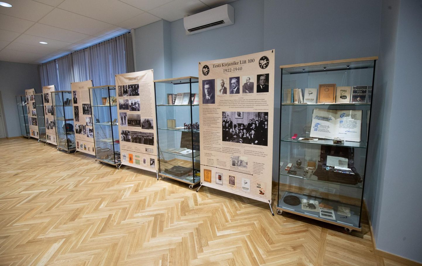 Kirjandusmuuseumi saalis saab infostendidel ja vitriinides vaadata Janika Kronbergi koostatud ajaloolist ülevaadet kirjanike liidu sajast aastast.