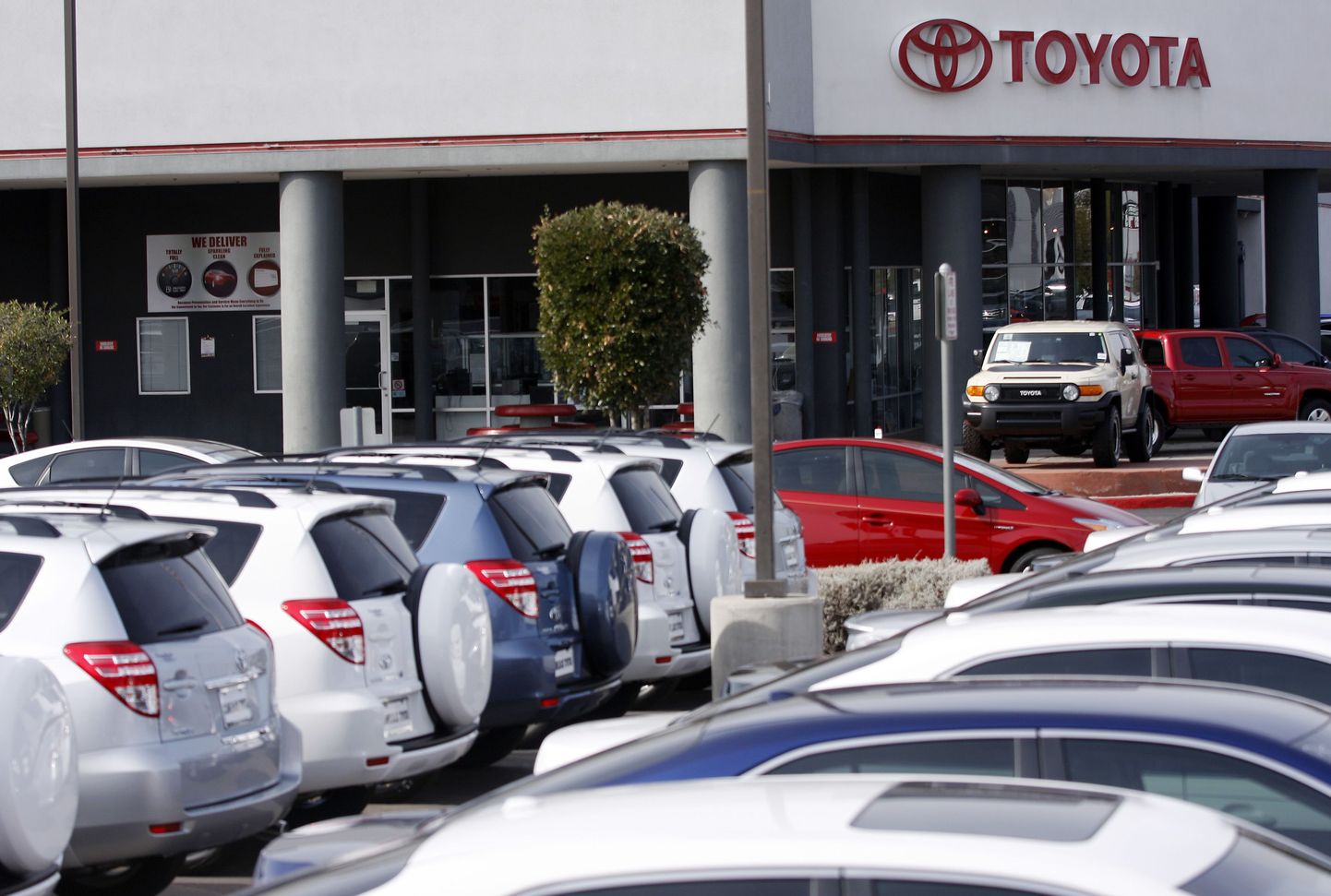 Toyota Rav-4d eile firma müügiplatsil Phoenixis Arizonas.
