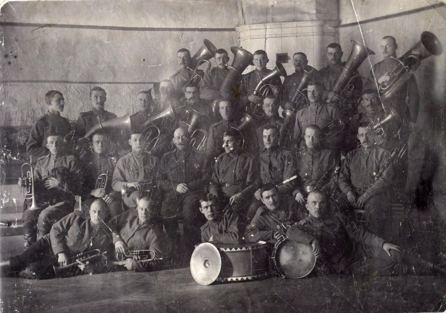 Sõjaväe­orkester 1917. aastal Rakveres. Teises reas vasakult viies Käru valla mees Jaan Seitam. Andmebaas «Eestlased Esimeses maailmasõjas»