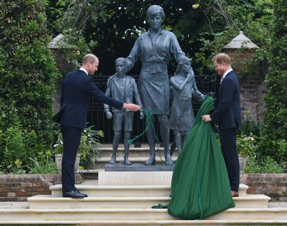 Viimasel ajal pidevate erimeelsustega võideldes, jätsid printsid Harry ja William oma ema Diana 60. sünnipäevaks püstitatud ausamba avamisel erimeelsused tahaplaanile