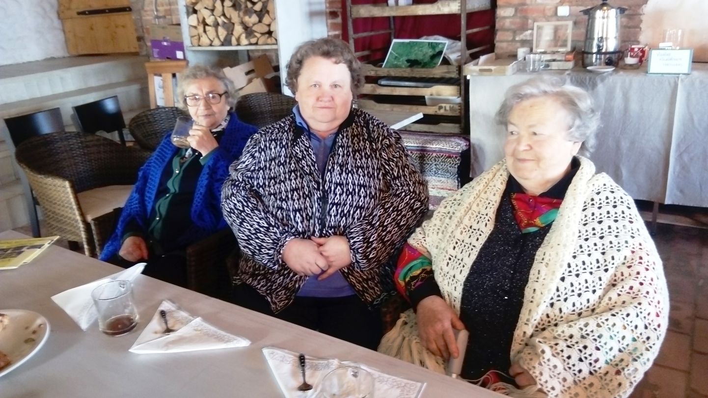 Kolm raamatusse panustanud prouat Tartust: samas majas, kus praegu asub külamaja, elanud õed Asta Kask (vasakul)ja Selma Kraag ning nende vahel Selma tütar Halja Kraag.