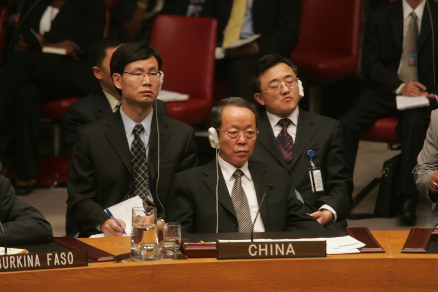 Hiina alaline esindaja ÜRO juures Guangya Wang kuulamas kolleegide sõnavõtte julgeolekunõukogus.