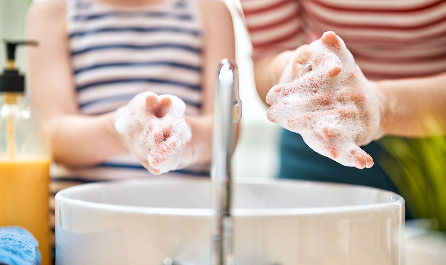 Viirustest hoidumise ABC: Pese käsi sooja vee ja seebiga kuni ühe minuti jooksul; aevastades või köhides kata oma suu ja nina varrukaga või pabertaskurätiga, mis viska pärast kohe prügikasti; ära puuduta silmi ega suud sõrmedega, et pisikud ei satuks organismi; väldi rahvarohkeid kogunemisi ja lähikontakti võõraste inimestega; vajaduse korral kanna enda ja teiste kaitseks maski; söö täisväärtuslikku toitu ja joo puhast vett.