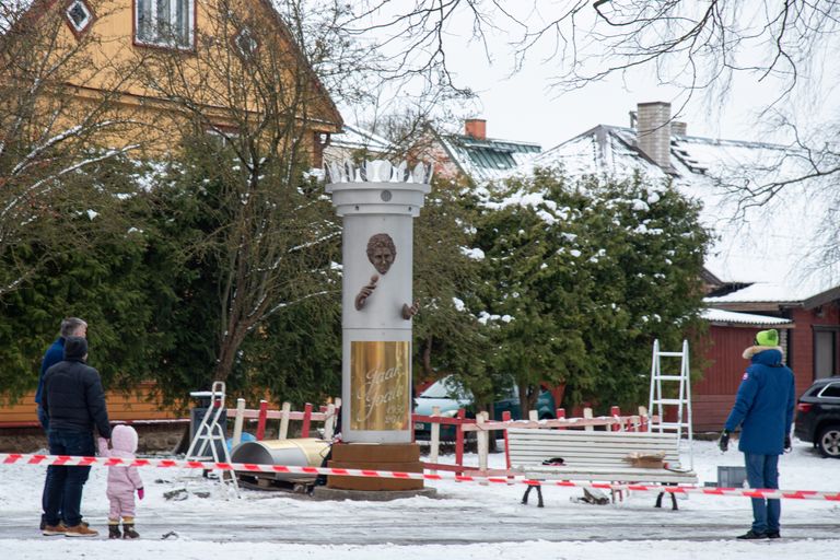 Jaak Joala mälestuseks rajatud skulptuur jõudis 29. detsembril Viljandisse ja sai Posti tänavale paika.