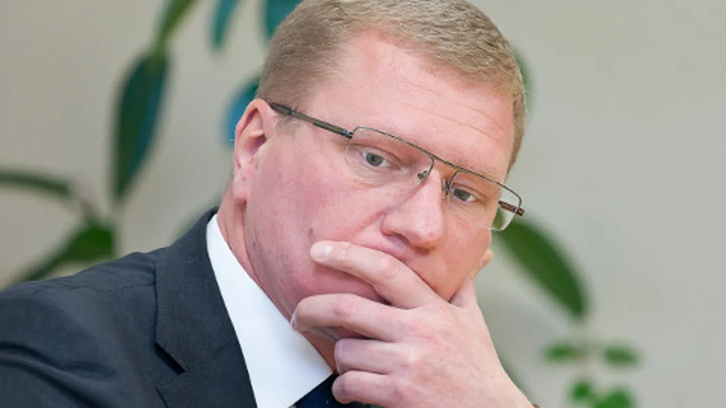 Aleksandr Jefimov  arvab, et linnal on valida kahe halva vahel. Kogenud koolijuhtide vallandamist peab ta sama ohtlikuks kui varasemat puuduliku eesti keele oskusega politseinike lahtilaskmist. Parem siis juba jätta seadus täitmata, kuigi selline väljend Jefimovile kui juristile ei istu.