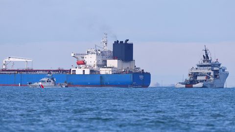 Lielbritānija iesaistīsies Krievijas "ēnu flotes" kuģu pārtveršanā