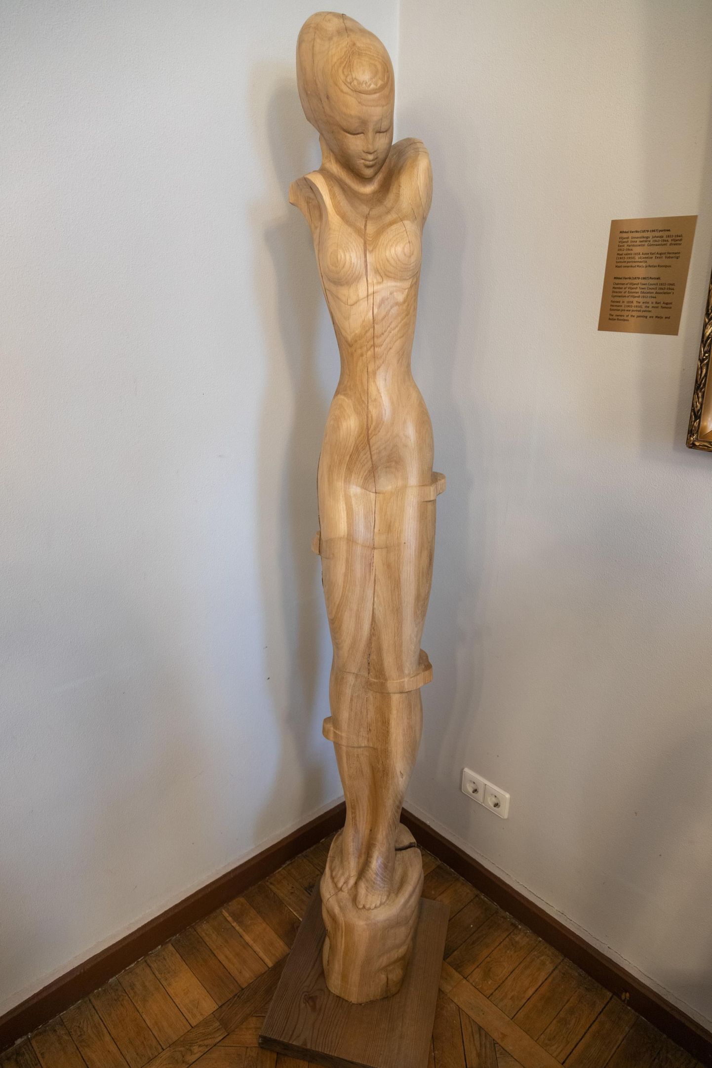 Ilme Kulla pärnapuust valmistatud skulptuur «Järvepiiga».