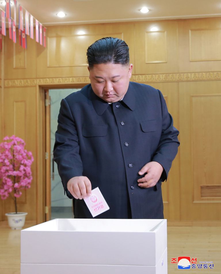 Высший руководитель КНДР Ким Чен Ын голосует на выборах.