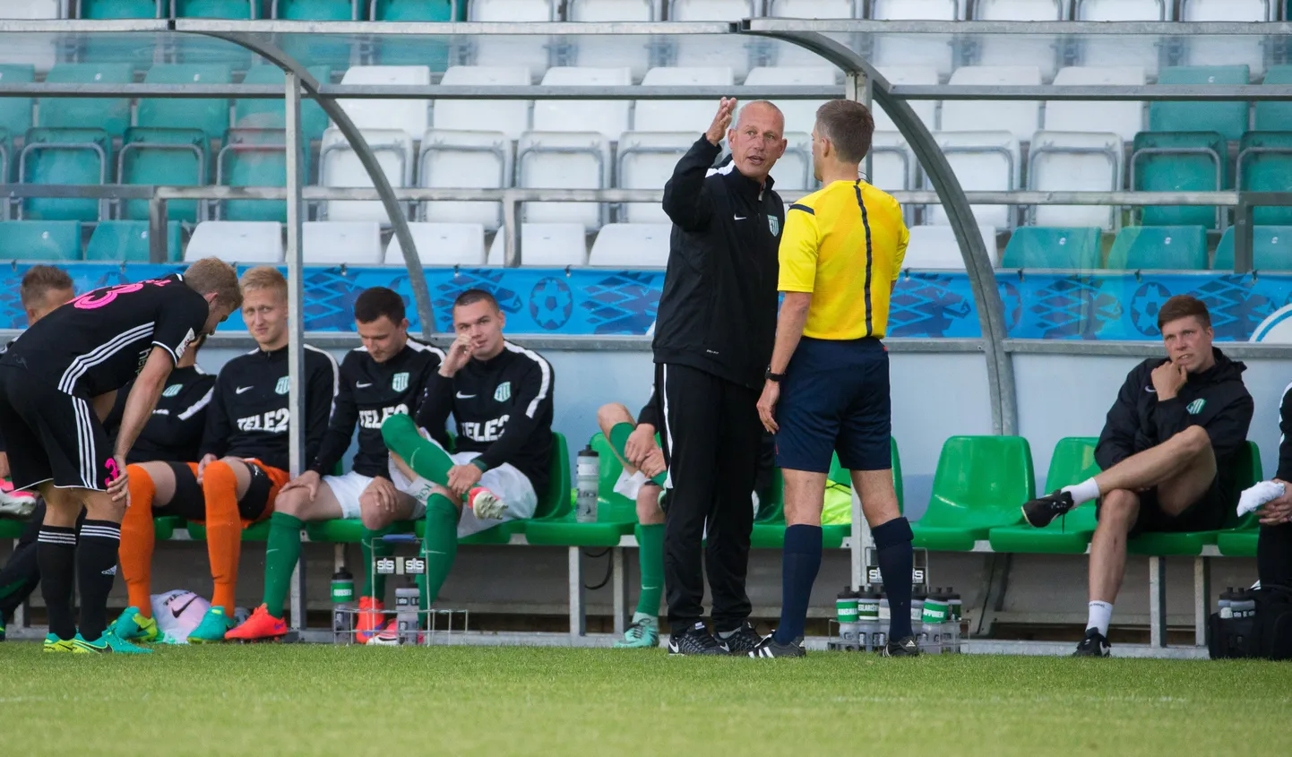 FC Flora peatreener Arno Pijpers arutab kohtunik Kristo Tohveriga jalgpallilist küsimuste üle.