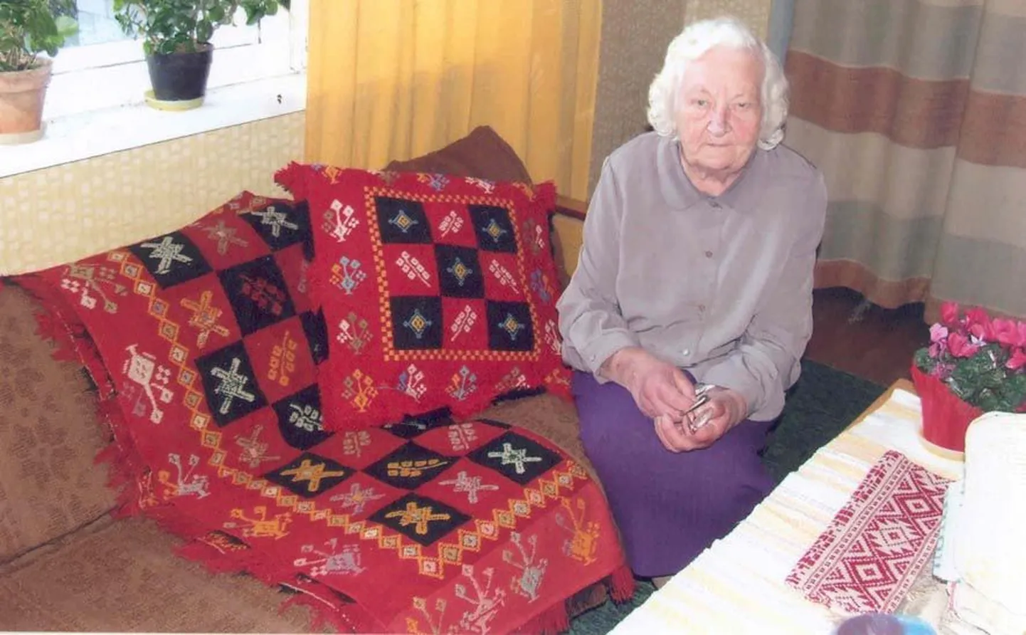 Leonora Rea suguvõsas on käsitöögeeniga naisi olnud varemgi. Tema kõrval diivanil on paarsada aastat vana pulmavaip Väätsa vallast Piiumetsa kandist, kus on Rea juured.