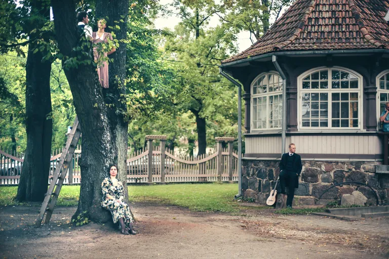 Hetk nüüdseks küll juba lavakooli lõpetanud XXVII lennu ja Anu Lambi ühistööna valminud lummavast loeng-lavastusest «Elagu, mis põletab!».